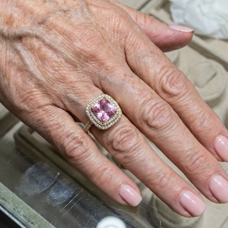 Anello Zaffiro Rosa Taglio Cushion Oro Giallo
