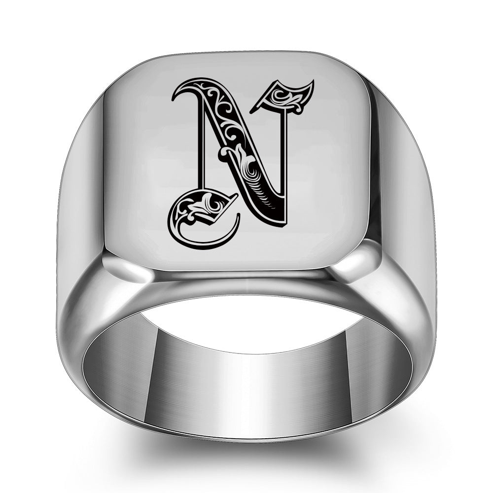 Noble Anello Classico con Iniziale Oro Bianco