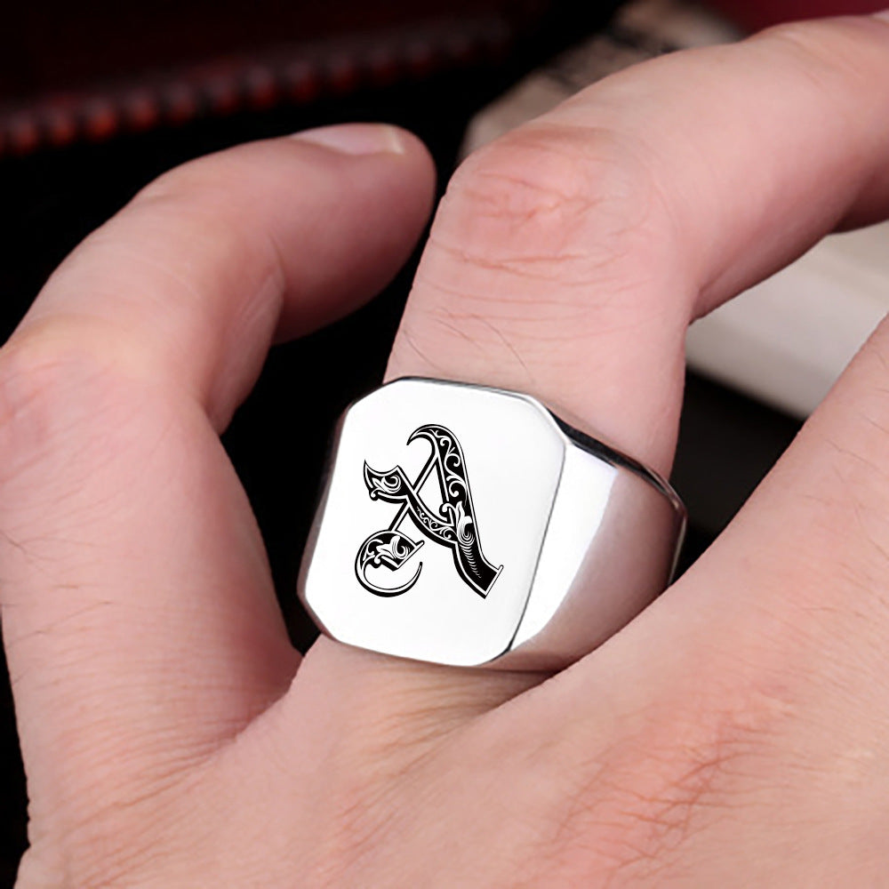 Noble Anello Classico con Iniziale Oro Bianco