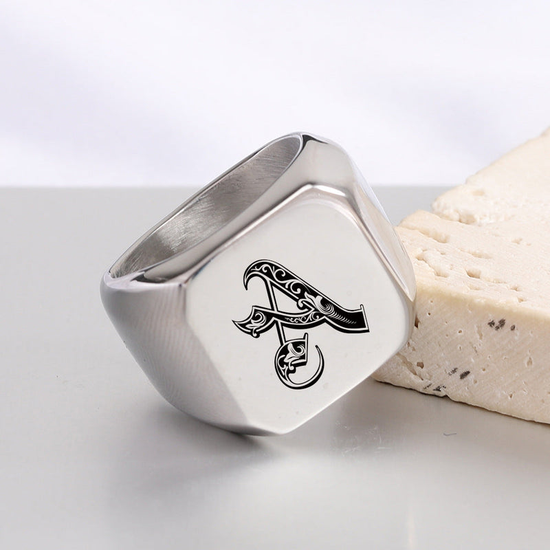 Noble Anello Classico con Iniziale Oro Bianco