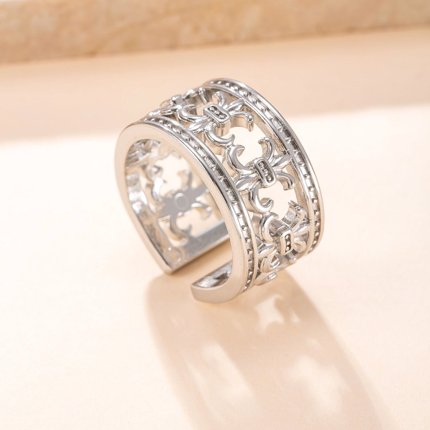 Anello Corona Imperiale Martellato Oro Bianco